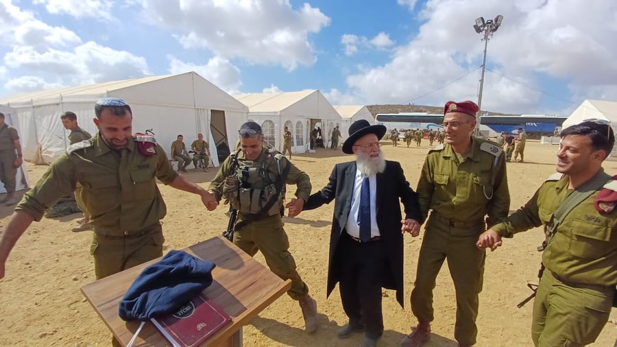 מרגש: הגאון רבי ראובן אלבז התפלל ורקד עם הלוחמים בדרום