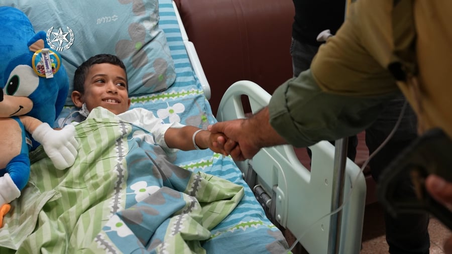 הלוחמים מבקרים את הילד בבית החולים