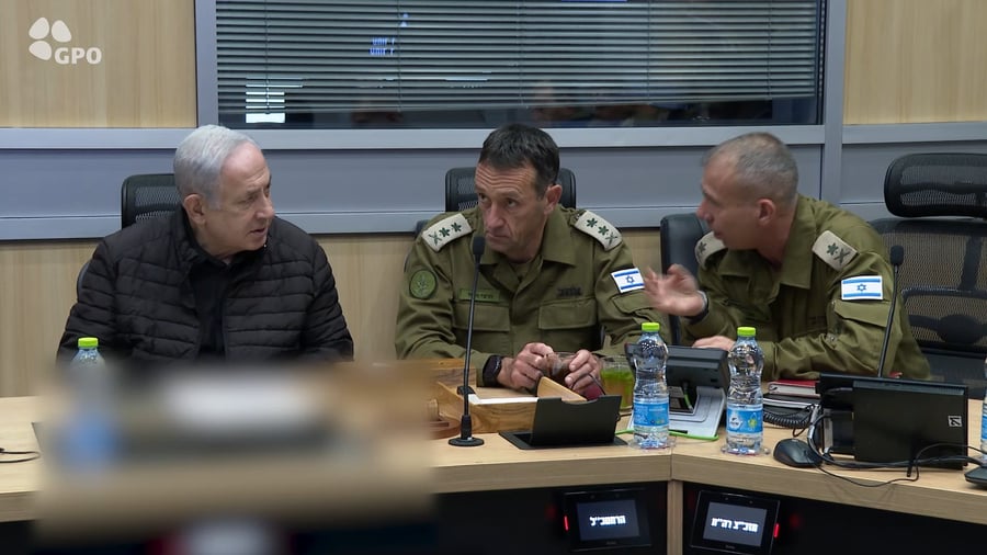 נתניהו עם הצמרת הביטחונית בקריה