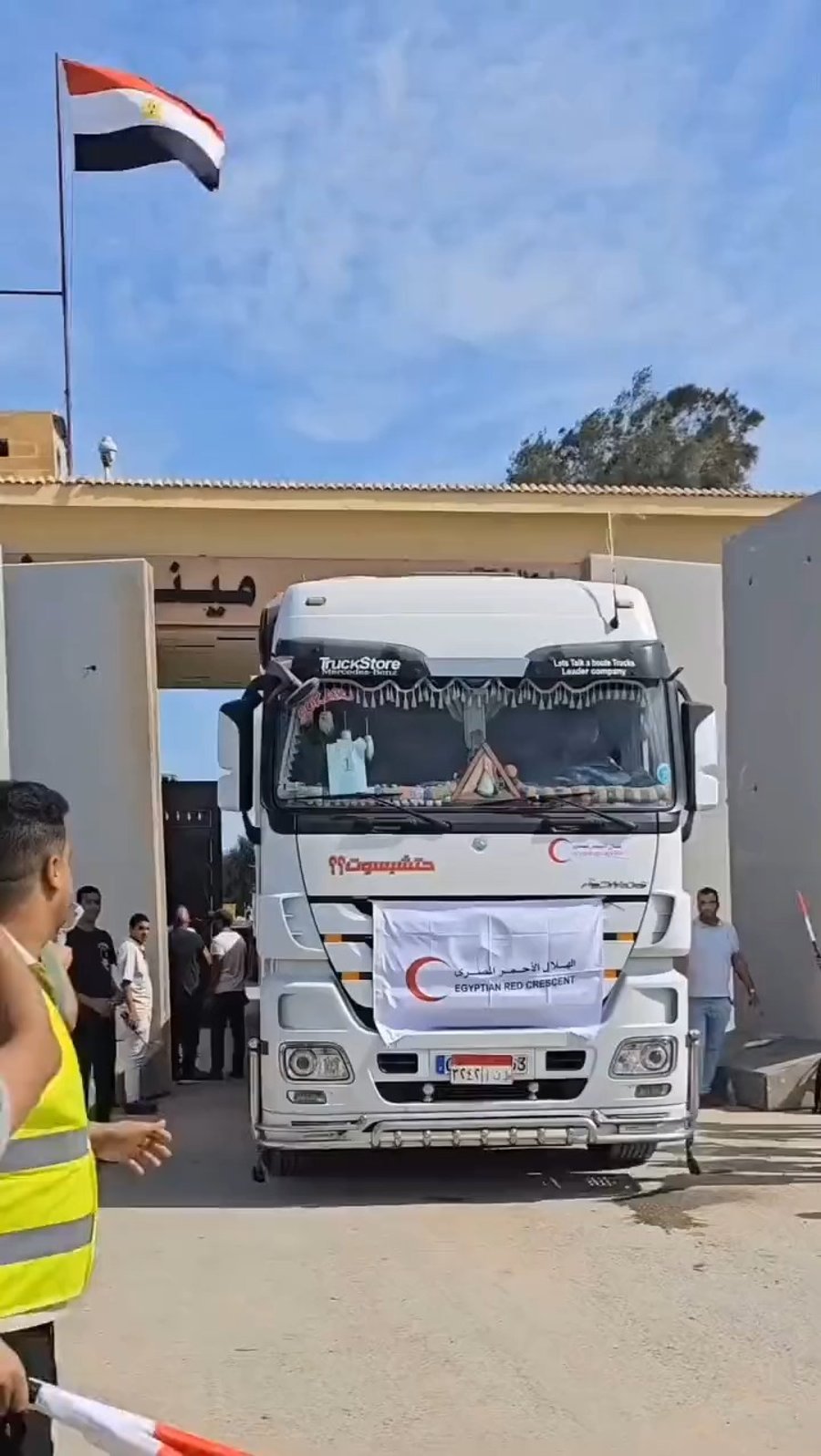 המשאיות נכנסות לרצועה, אמש 