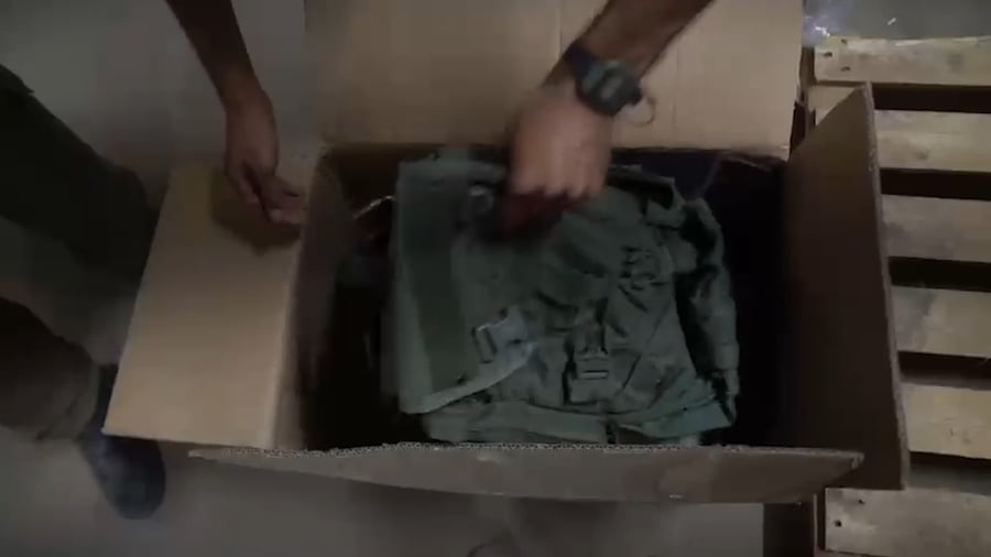 חלוקת אפודים קרמיים באוגדת מילואים