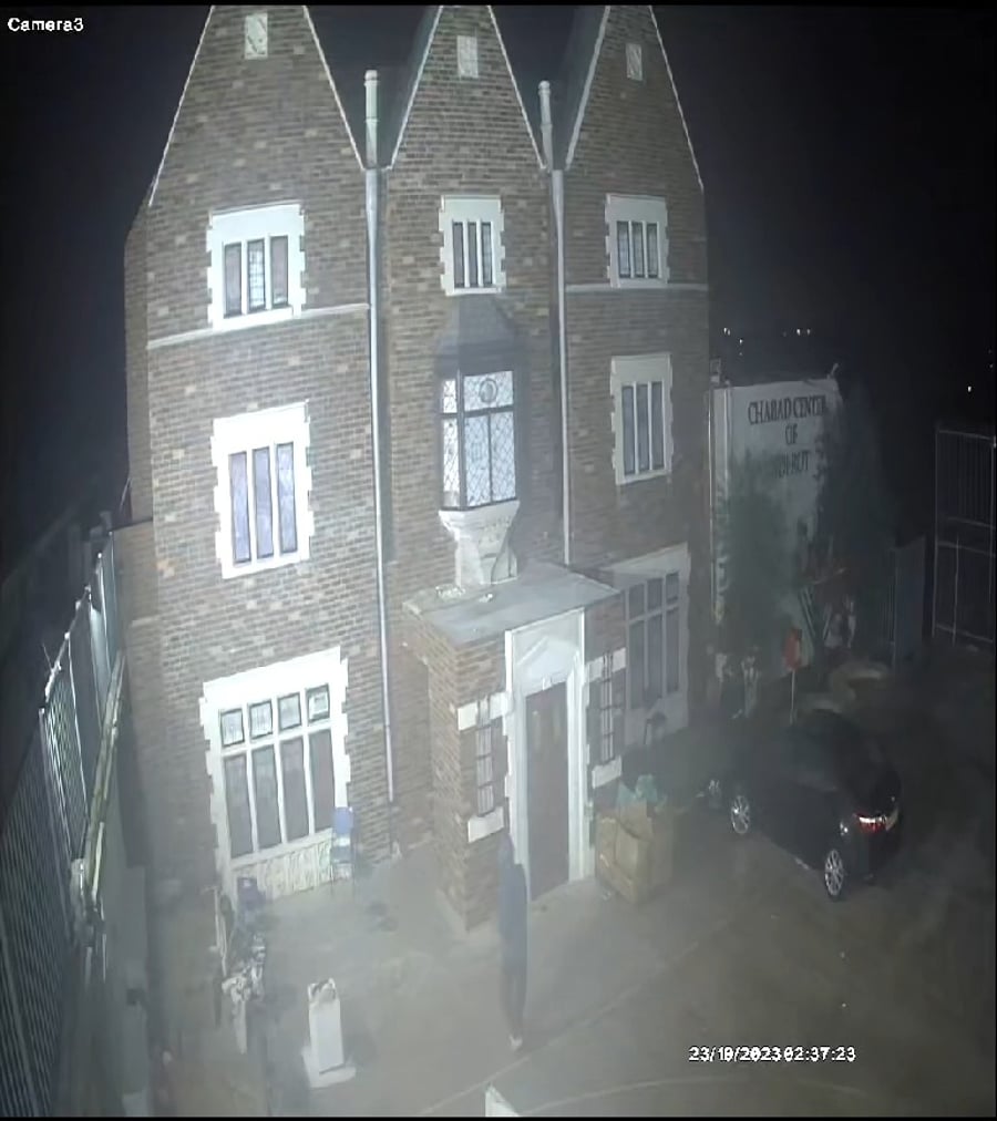 תיעוד מהשחתת דלת בית הכנסת