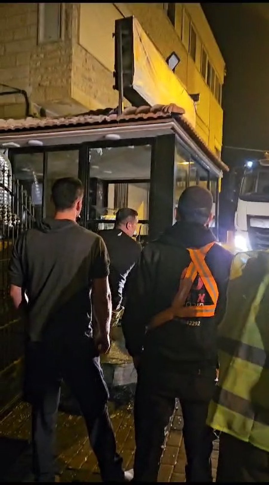 כוחות משטרה בפריצה לחנות