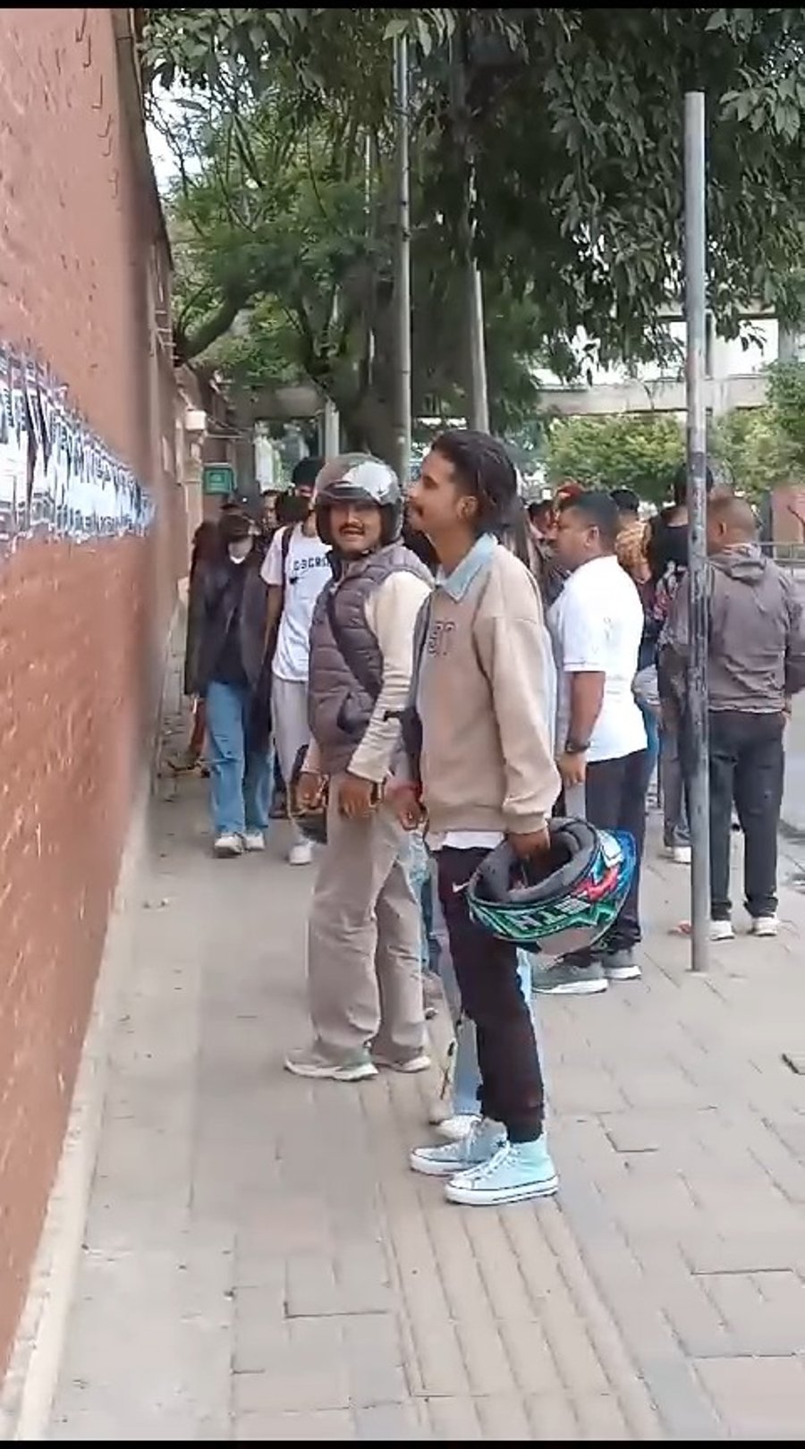 העוברים ושבים מסתכלים על המודעות