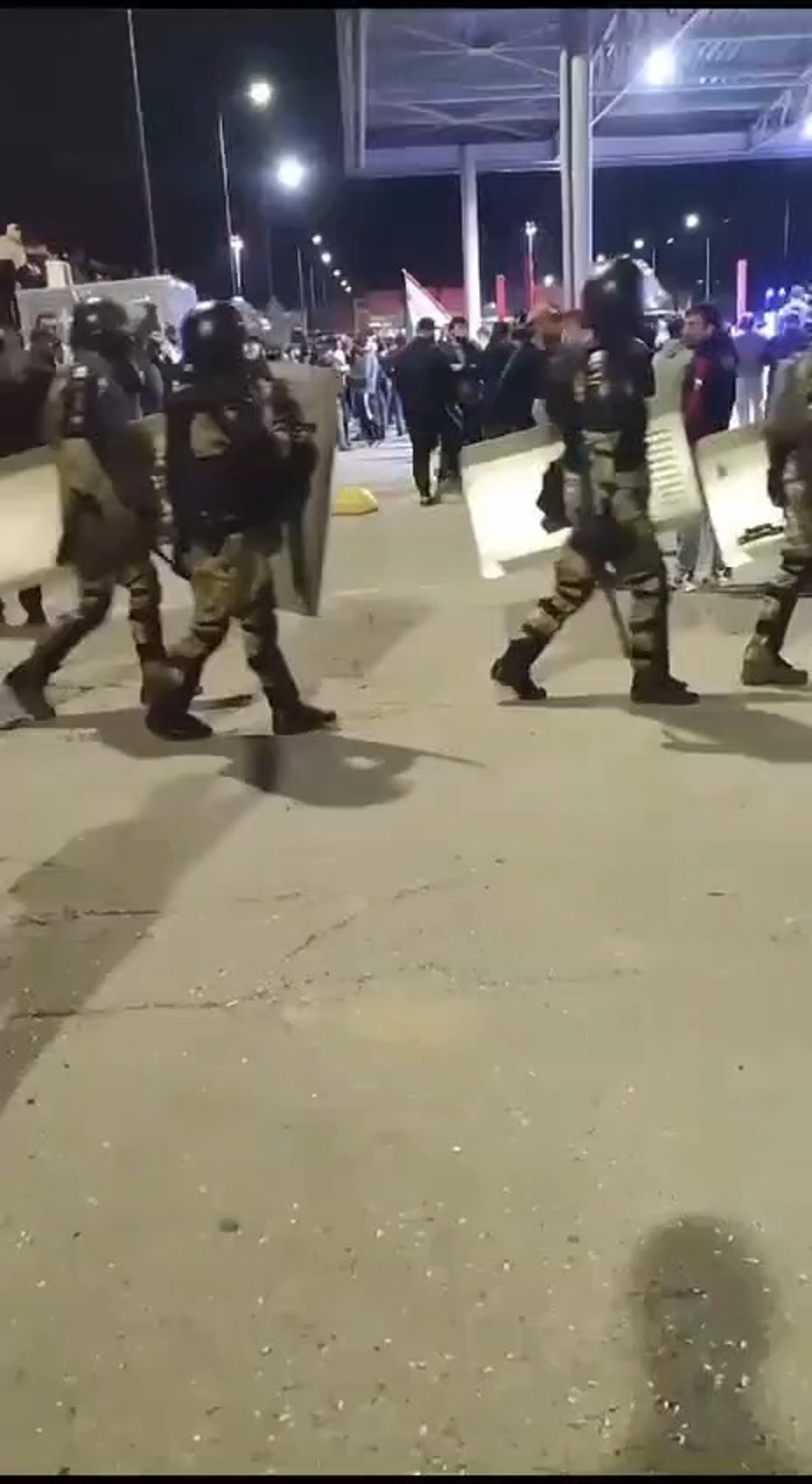 כוחות משטרה בדאגסטן מנסים לפזר את המתפרעים