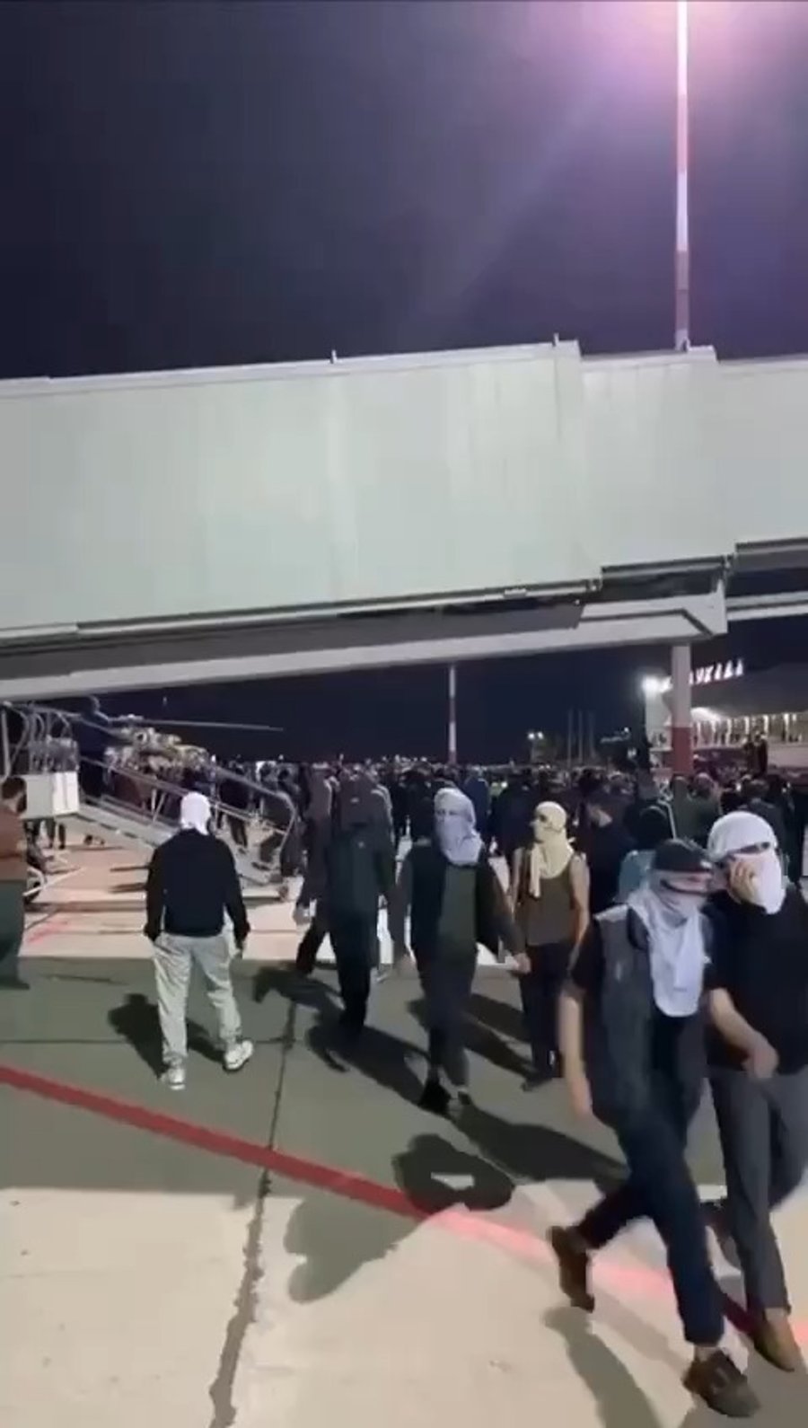 צפו בהמון המוסלמי הזועם מכתר את מטוס הנוסעים שהמריא מתל אביב