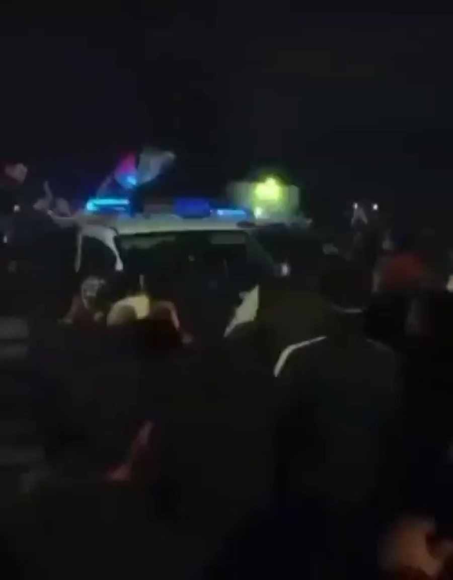 המשטרה מתקשה להשתלט על ההמון המוסת