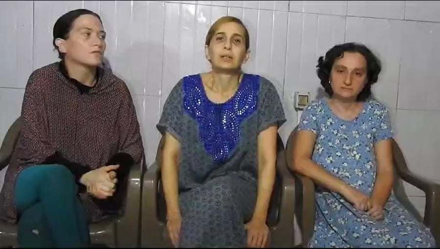 שלוש החטופות בסרטון שפרסם החמאס