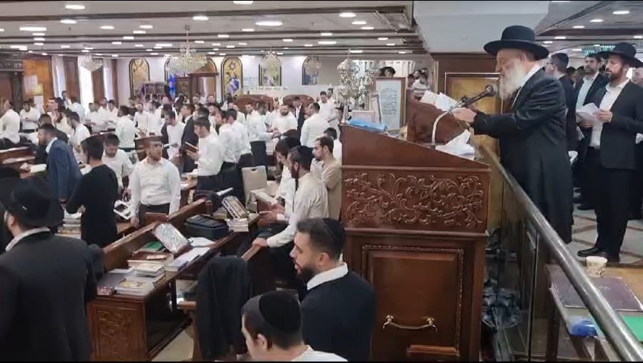 "קרבות עזים" | צפו בתפילה הנרגשת של ראש הישיבה הגאון רבי ראובן אלבז