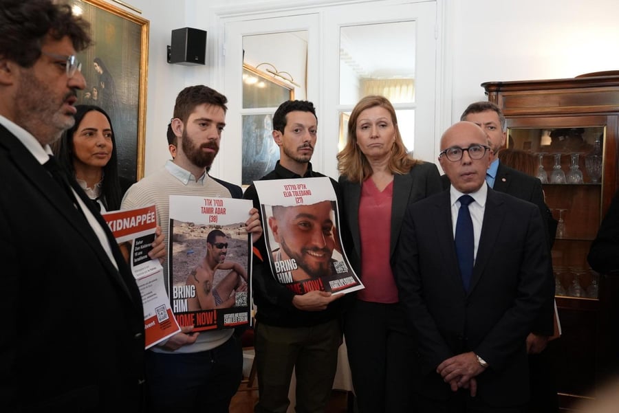 משפחות החטופים התקבלו בתשואות בפרלמנט הצרפתי • צפו 