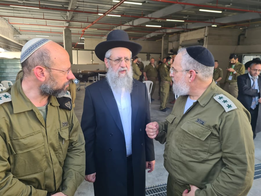 הגר"ד יוסף בביקורו בבסיס שורה עם רבני "הרבנות הצבאית"
