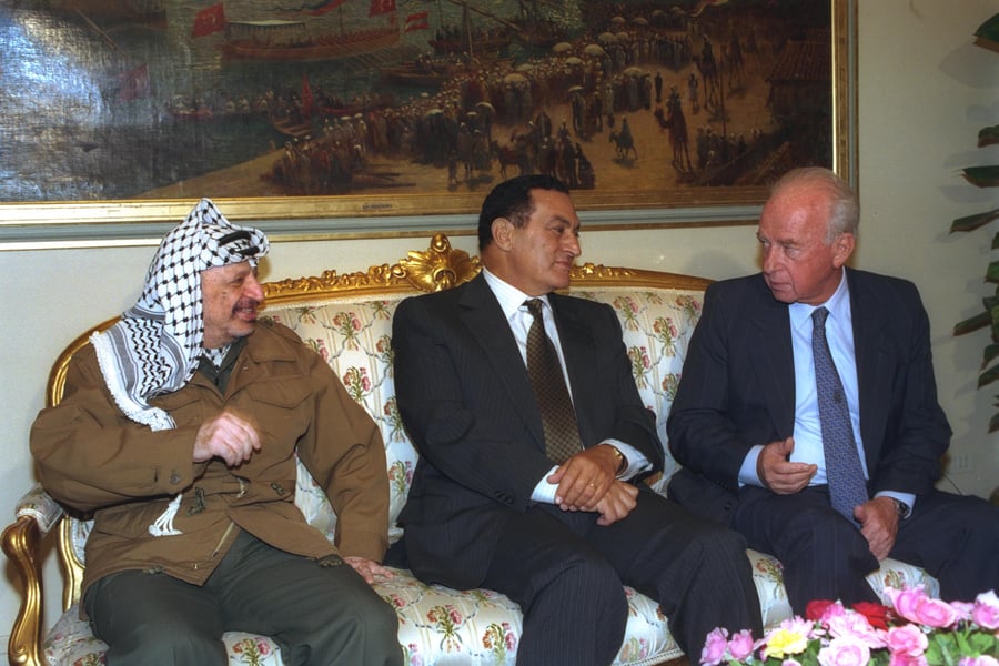ראש הממשלה יצחק רבין, נשיא מצרים חוסני מובראק ויו"ר אש"ף יאסר ערפאת בפגישה במהלך פסגת קהיר ב-1993