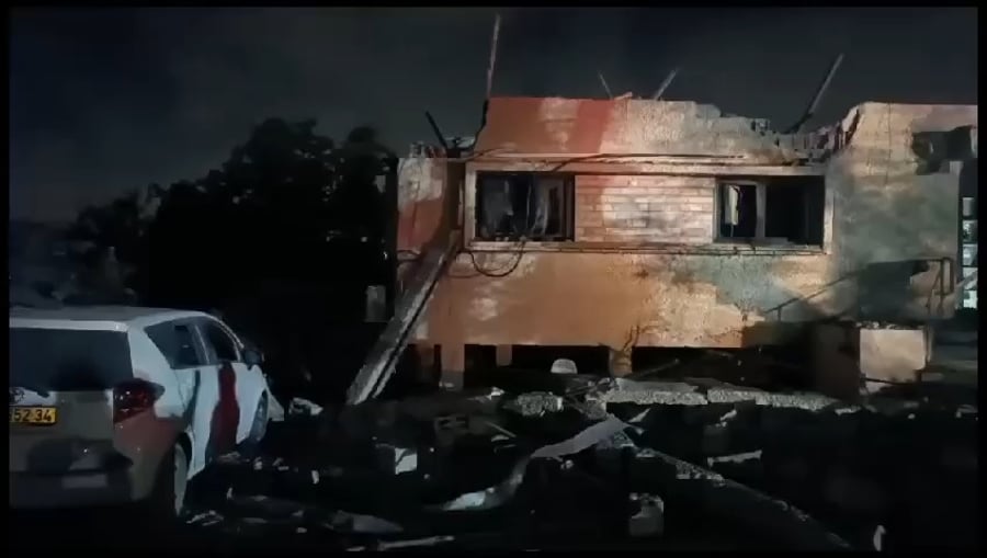 פגיעה ישירה בבית במושב בשפלה