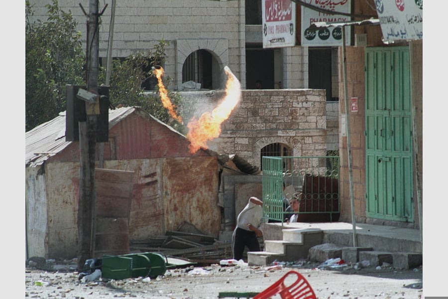 מחבל פלסטיני מידה בקבוק תבערה לעבר כוחות צה"ל בבית לחם באינתיפאדה השנייה