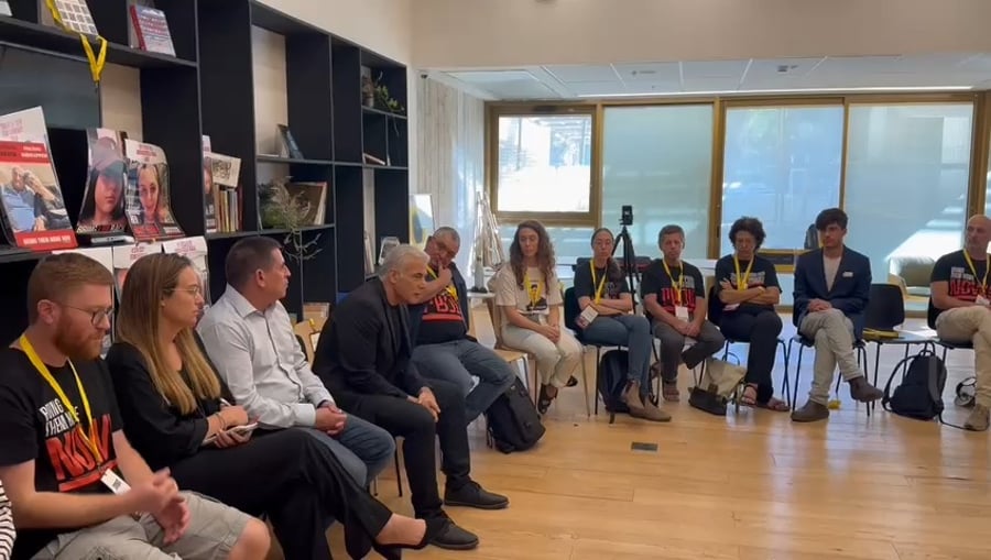 לפיד עם נציגי המשפחות