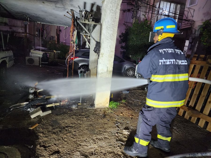 אלמוני הצית רכב וגרם לשריפה בחניית בניין מגורים בבני ברק