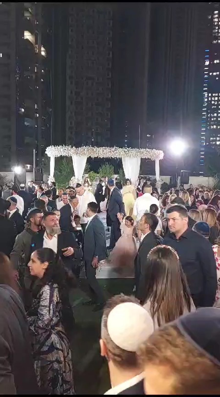 באמצע החופה נשמעה האזעקה. צפו