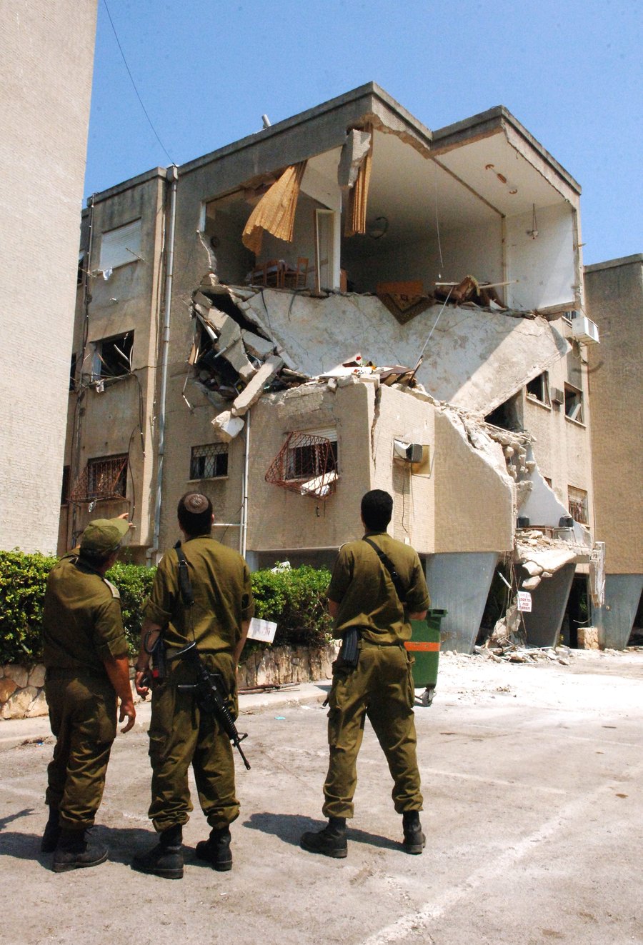 בניין בחיפה שנפגע מקטיושה של חיזבאללה במלחמת לבנון השניה