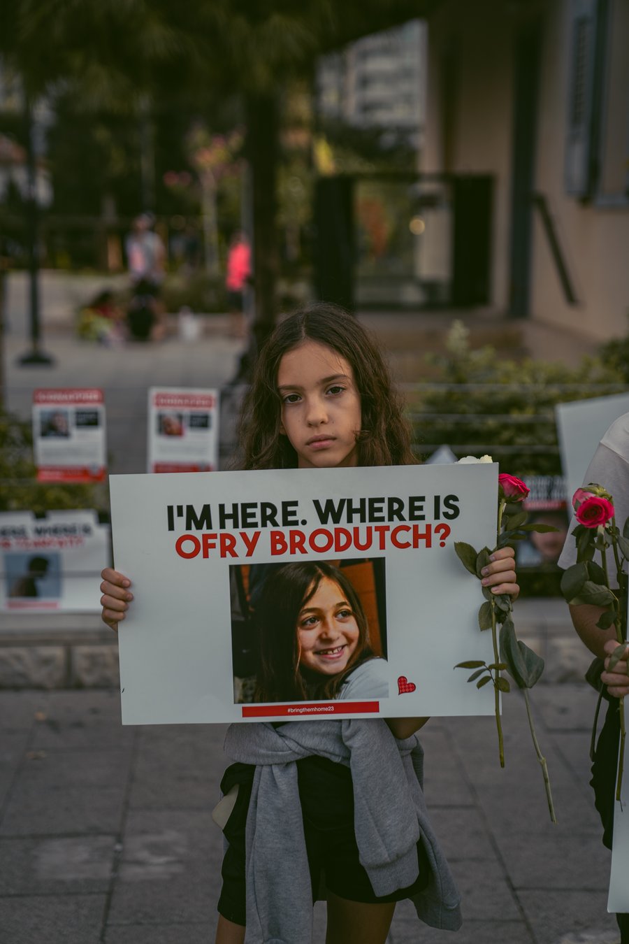 בנות אותו גיל. ילדה מחזיקה שלט על ילדה חטופה בעזה