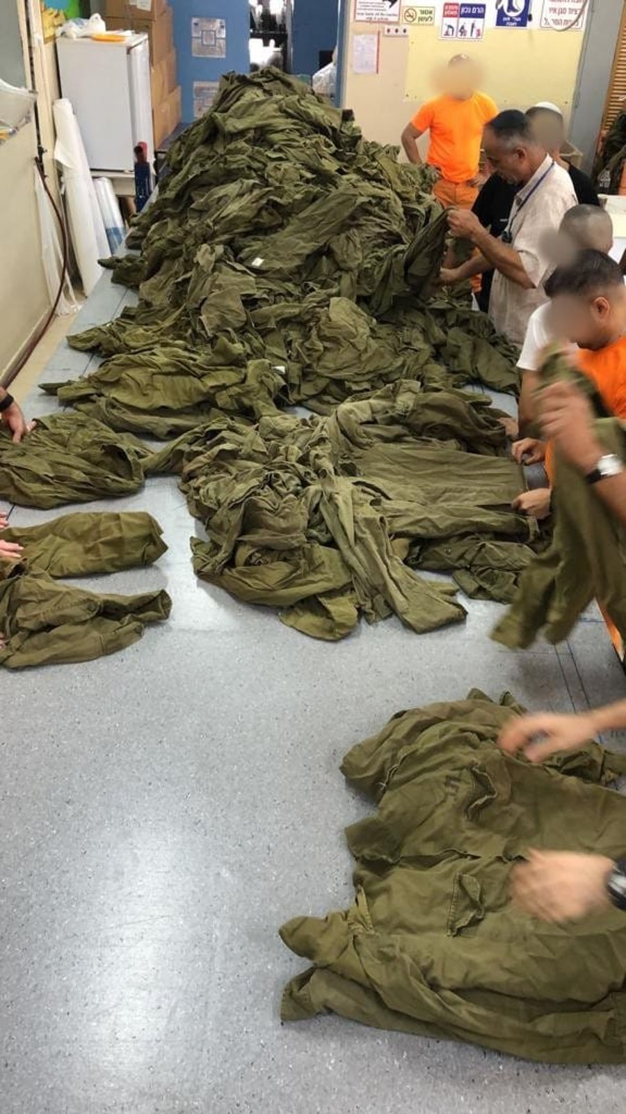 אסירים מכינים את המדים נקיים לשליחה לחיילים