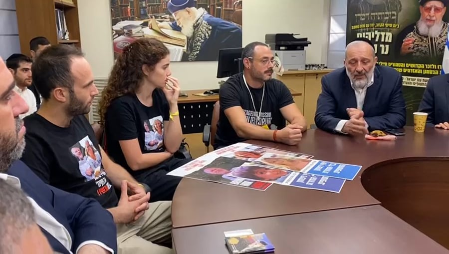 דרעי עם משפחות החטופים בישיבת הסיעה