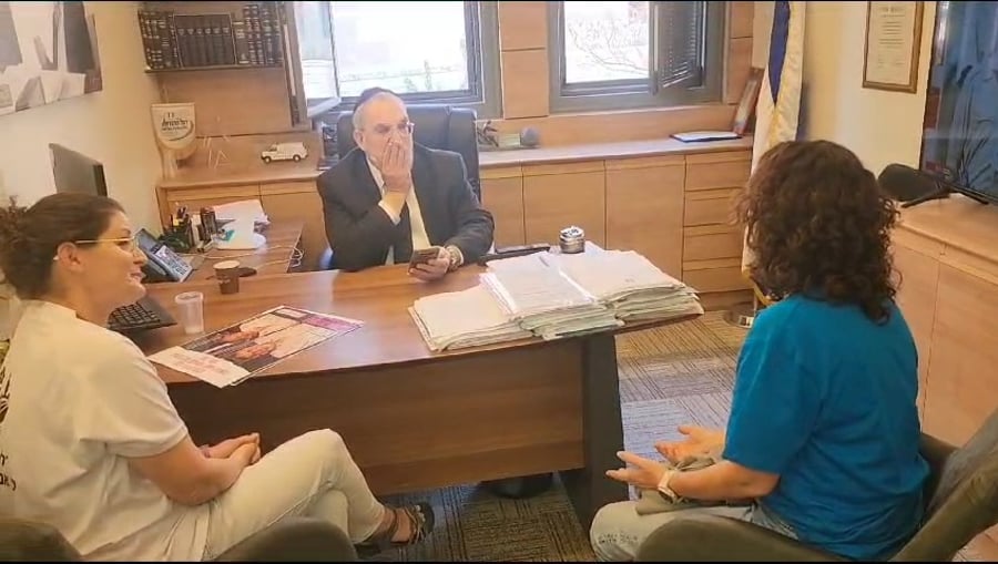 אשר עם נציגות משפחות החטופים בחדרו בכנסת