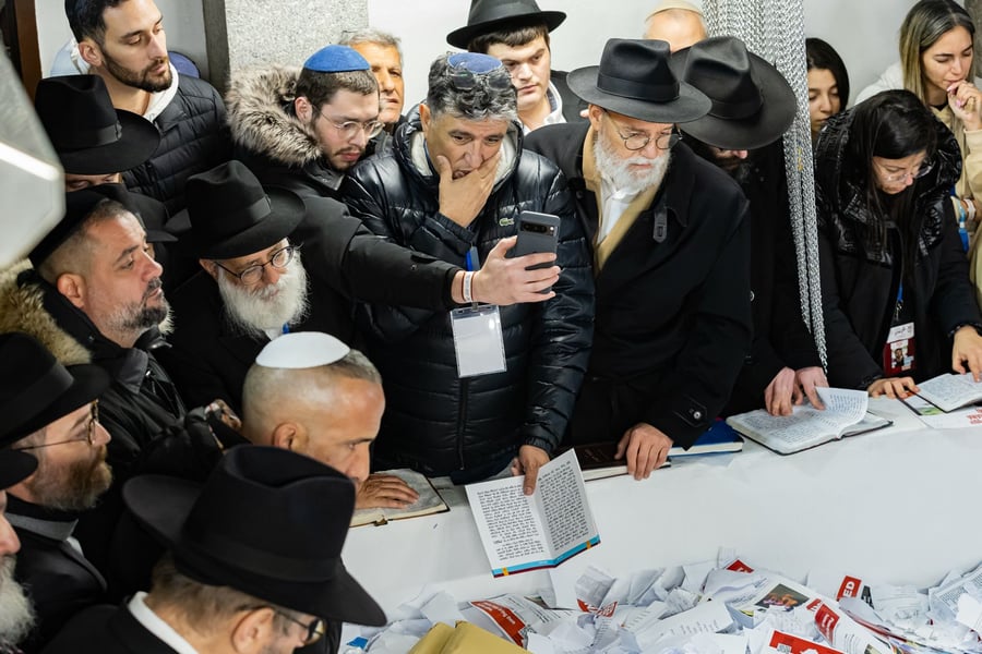 משפחות החטופים בתפילה נרגשת בציונו הק' של הרבי מליובאוויטש