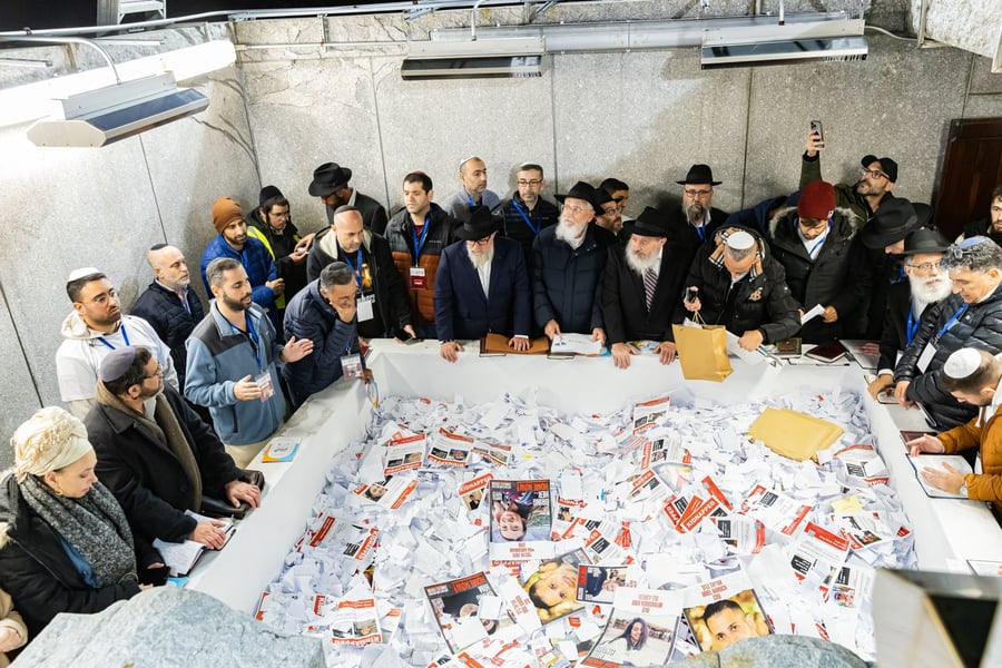 משפחות החטופים בתפילה נרגשת בציונו הק' של הרבי מליובאוויטש
