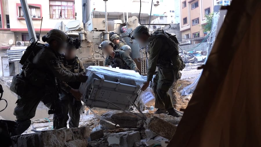 לוחמים מכניסים סיוע לבית החולים