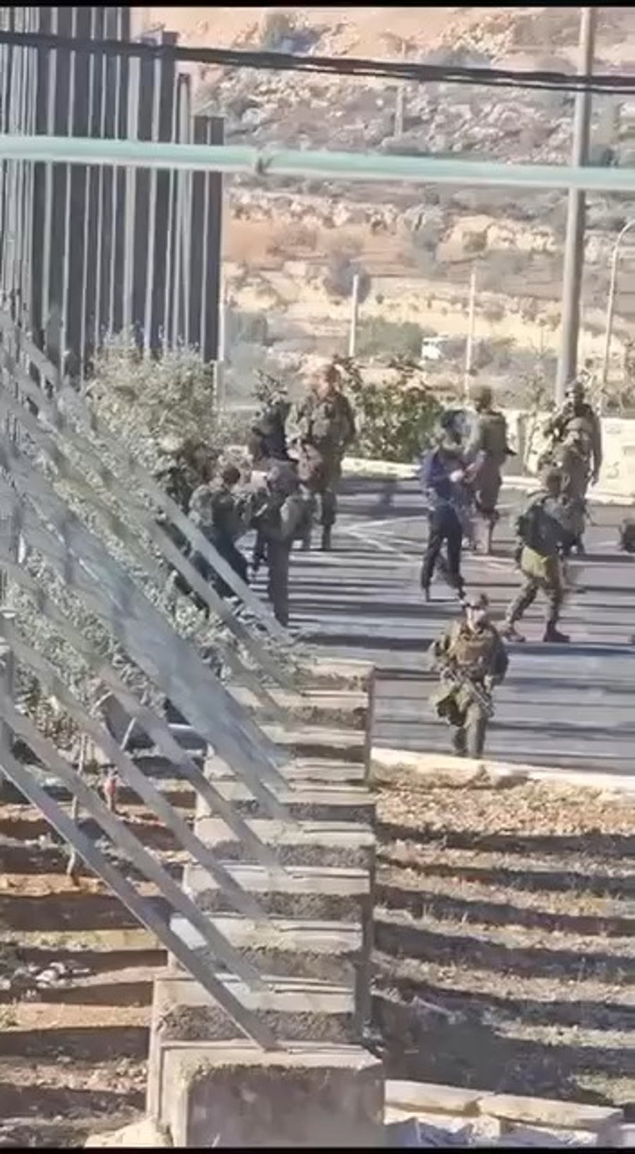 כוחות הביטחון בזירה במחסום המנהרות לאחר פיגוע הירי