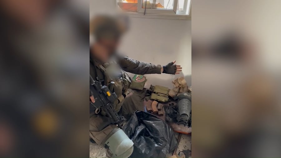 רב-סרן ר׳, מפקד חפ״ק מח״ט צנחנים מציג את אמצעי הלחימה שנמצאו