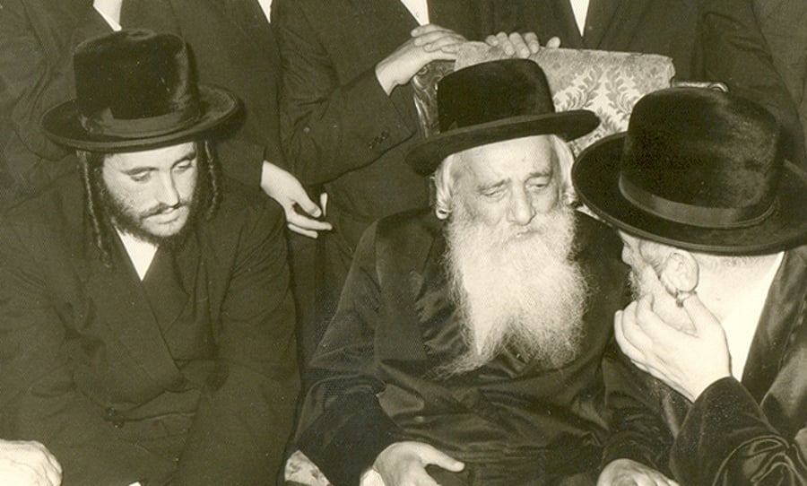 במרכז התמונה: בעל ה"אמרי חיים" לשמאלו בעל ה"ישועות משה" ומימינו האדמו"ר מויז'ניץ
