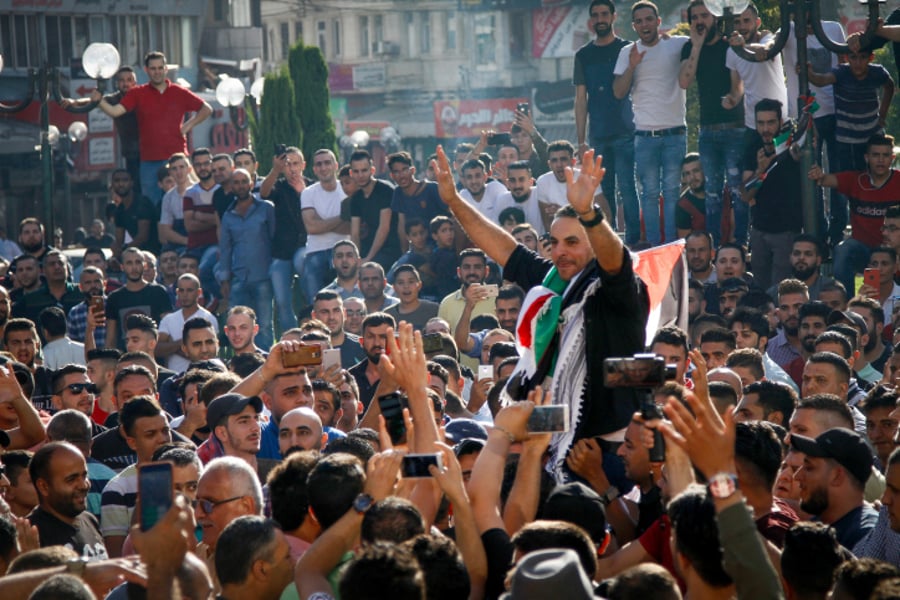 אסיר פלסטיני חוגג את שחרור אחרי אחת העסקאות שביצעה ממשלת ישראל