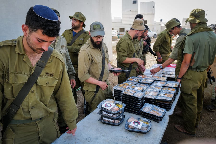 חיילים מקבלים מנות אוכל מאזרחים
