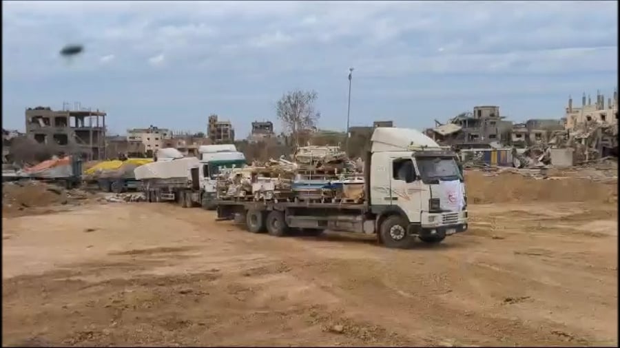 תיעוד של של תנועת המשאיות הנוסעות למחסות בצפון הרצועה