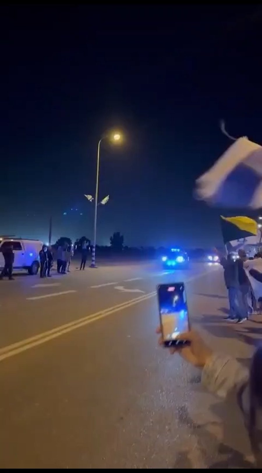 החטופים עוברים ליד אופקים בדרכם לבסיס חצרים