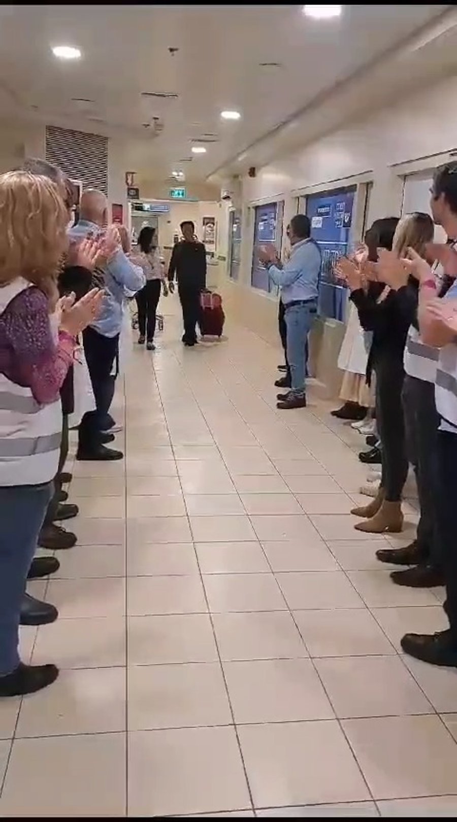 אחד העובדים התאילנדים שהשתחררו בפעימה הראשונה עוזב את בית החולים