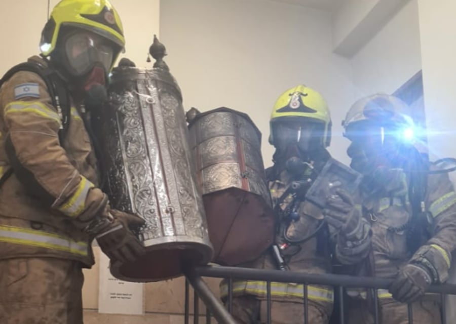 לוחמי האש חילצו ספרי תורה וספרי קודש ממשרד שבער באש