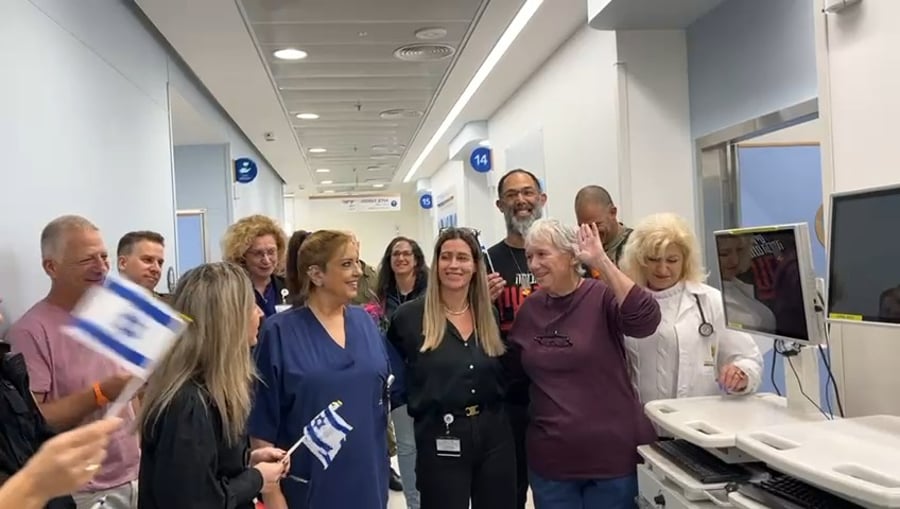 המחווה לשחרור מרגלית מוזס בבית החולים וולפסון
