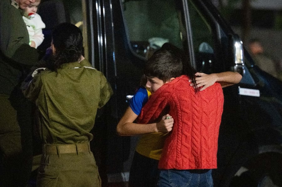 החטופים הישראלים נפגשים לראשונה עם המשפחה | צפו