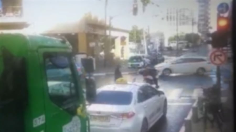 רוכב האופנוע חוצה באדום