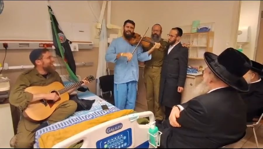הרבי עם החייל שנפצע