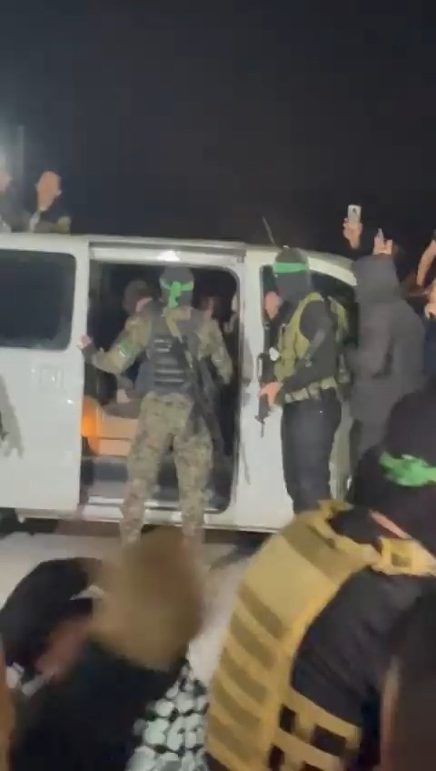 רגעי העברת החטופות, הערב