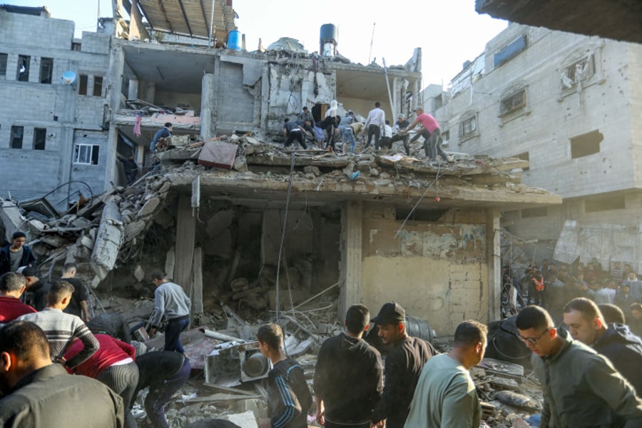 הפלסטינים מתגודדים ליד בניין הרוס - ונמלטים מח'אן יונס