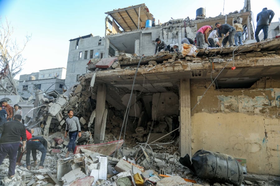 הפלסטינים מתגודדים ליד בניין הרוס - ונמלטים מח'אן יונס