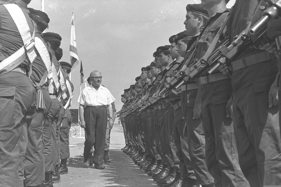לוי אשכול סוקר משמר כבוד במהלך ביקורו בבסיס צבאי בשנת 1966