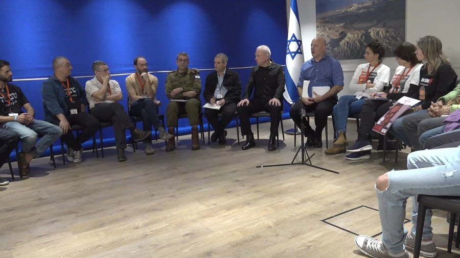 גלנט עם משפחות החטופים 