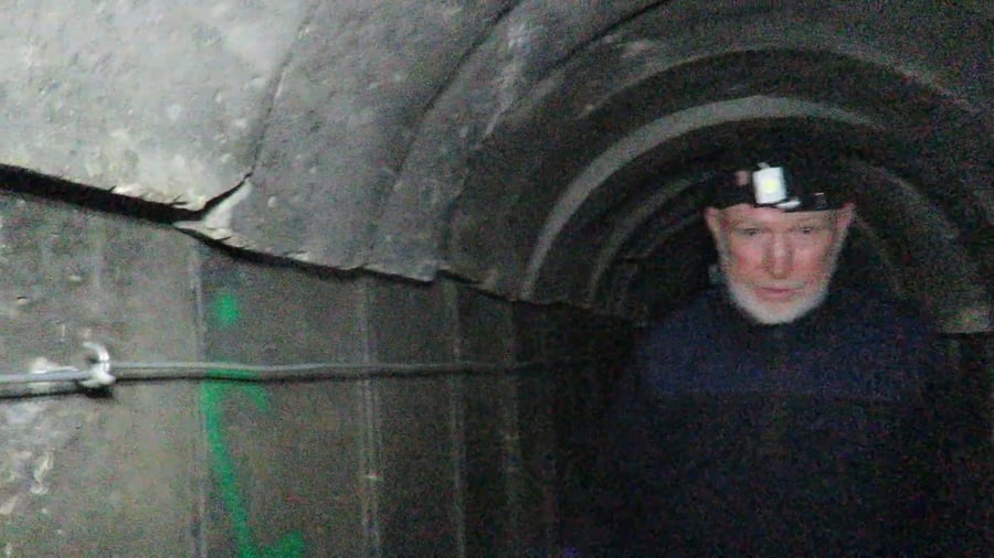 תיעוד של סגן מפקד חטיבת צפון הרצועה, ואאל רג'ב מתוך מנהרה בתוך הרצועה. ואאל רג'ב חוסל על ידי צה״ל בהכוונה מודיעינית של שב"כ