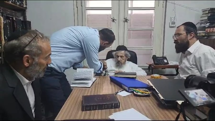 אביו של הירש גולדברג מתברך 