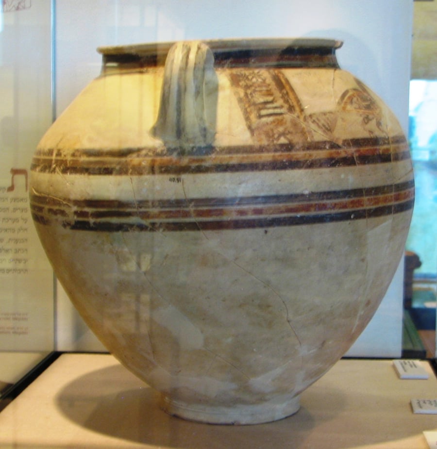 קדרה ממשפחת הכלים הדו-גוניים מתל אל עג'ול המאה ה-16 לפני הספירה. מוזיאון הכט